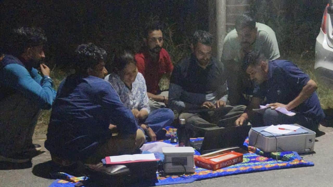 एसटीएफ नारकोटिक्स कांगड़ा की टीम कार्रवाई करते हुए।
