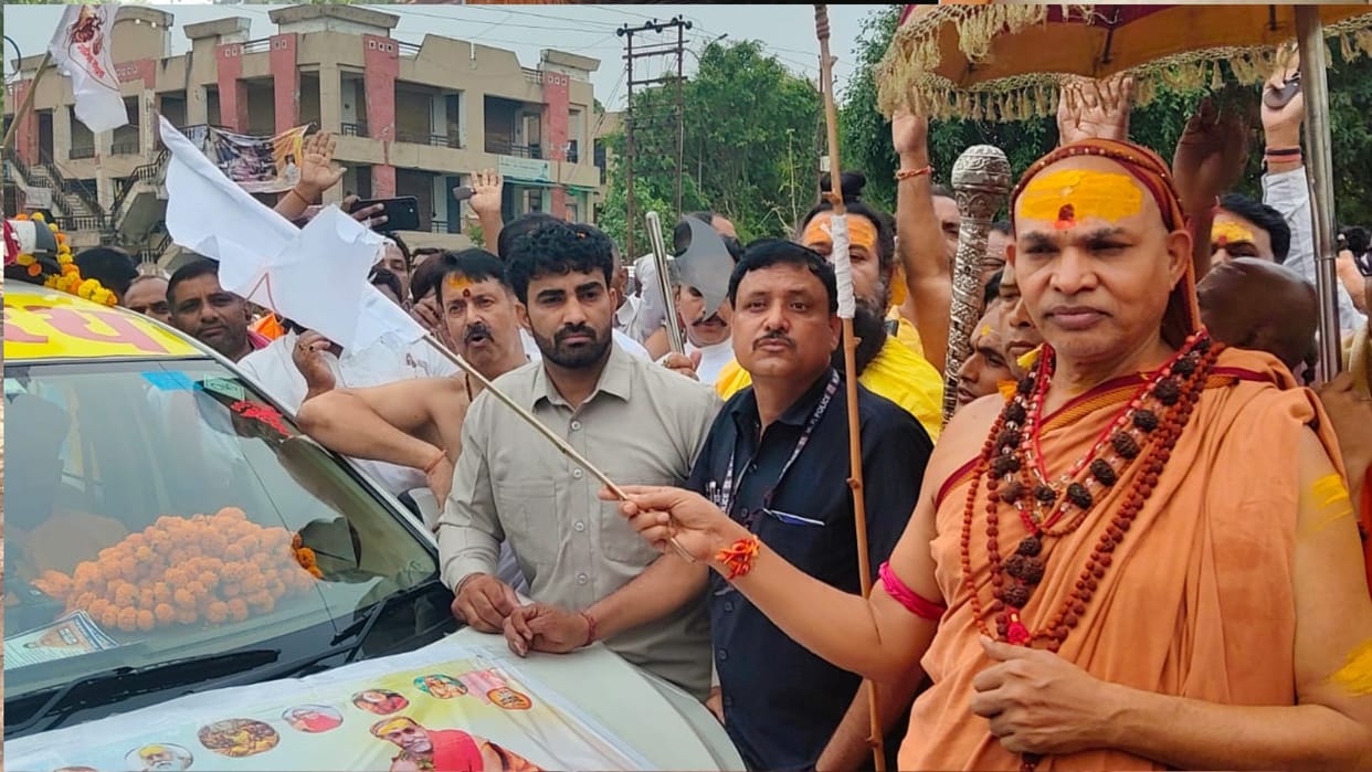 Shankaracharya Avimukteshwarananda Saraswati reached Gorakhpur and inaugurated the Gavishti Yatra.