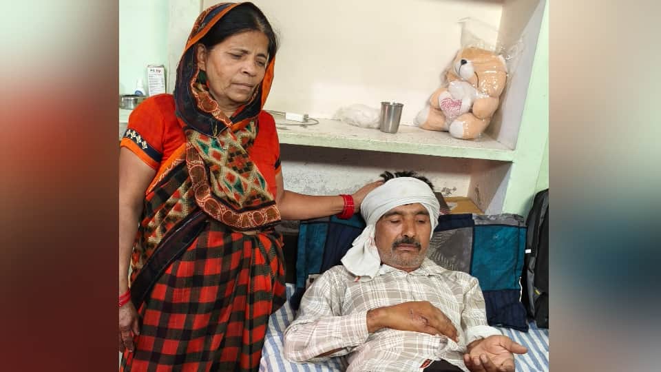 गीदड़ के हमले में घायल लहचौड़ा गांव निवासी किसान मांगेराम । संवाद