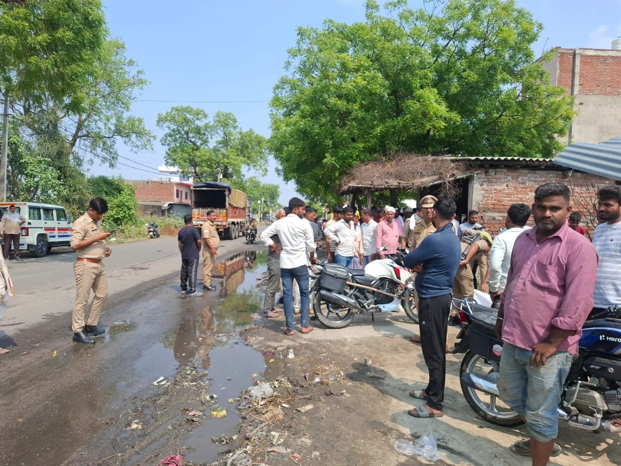 Gonda: Bike-riding couple and son die after being hit by a tanker