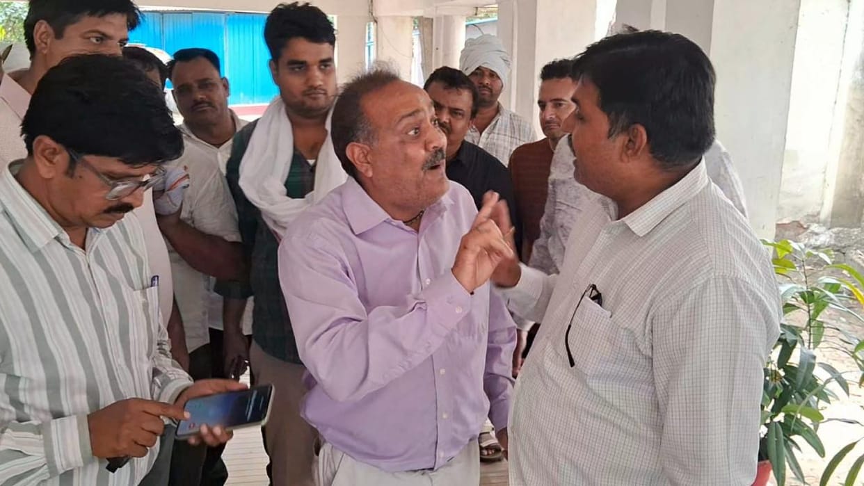 Jhansi: Traders enraged by the increase in mineral transportation charges