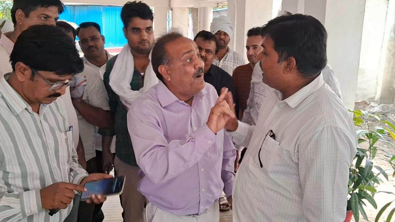 हंगाम करते नाराज कारोबारी।