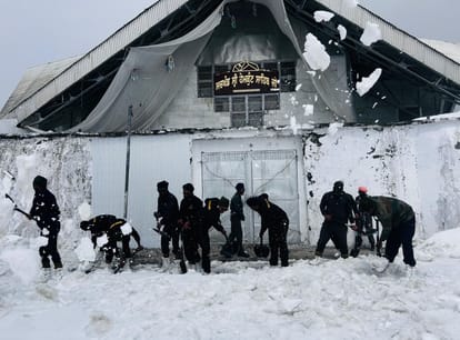 हेमकुंड साहिब यात्रा 2026 सेना के जवानों की बर्फ हटाने वाली टीम हेमकुंड पहुंची और पहली अरदास की