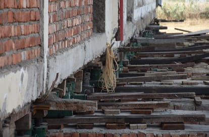 Lucknow: A four-story building was moved 11 feet, with the goal of moving another 40 feet; learn how this was