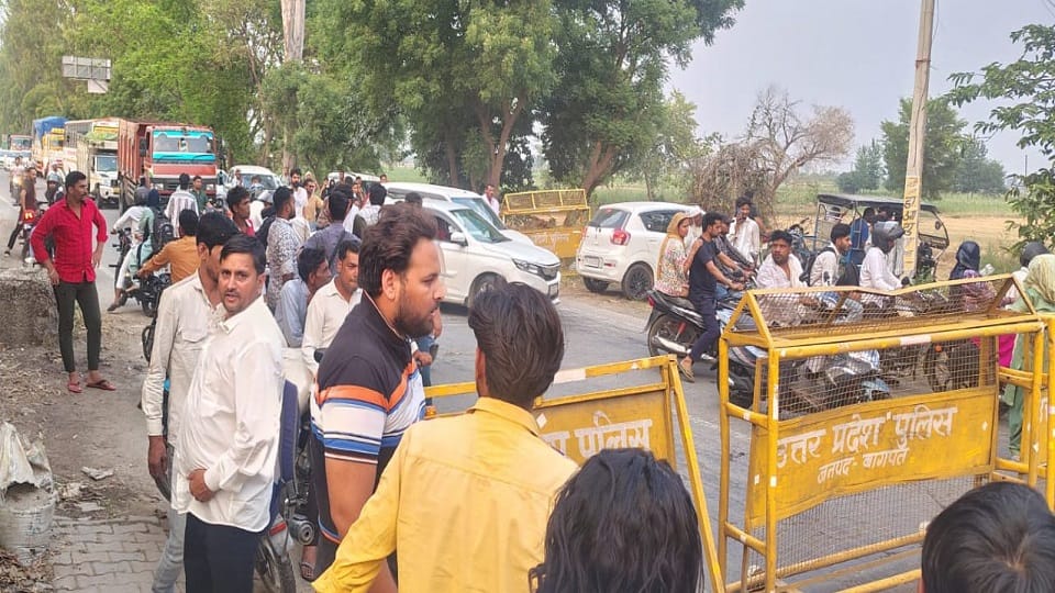 Baghpat: Youth dies in police custody, dead body found hanging at police post, family members create ruckus