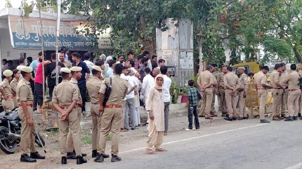 Baghpat: Youth dies in police custody, dead body found hanging at police post, family members create ruckus