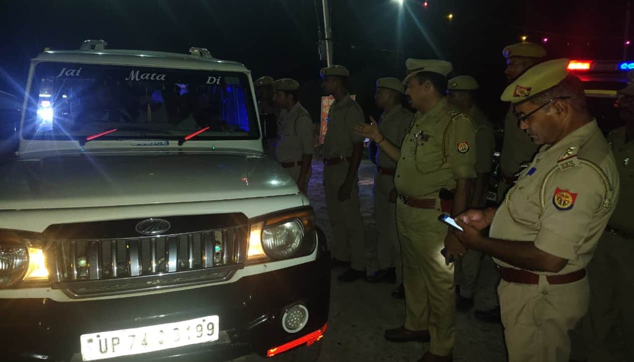 सघन चेकिंग अभियान के दौरान जांच करती टीम