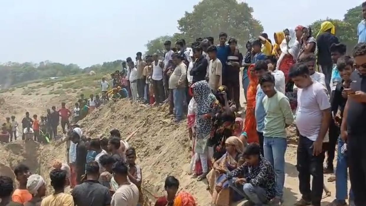 laborer died after being buried under soil during JCB excavation; the accident occurred while laying a pipelin