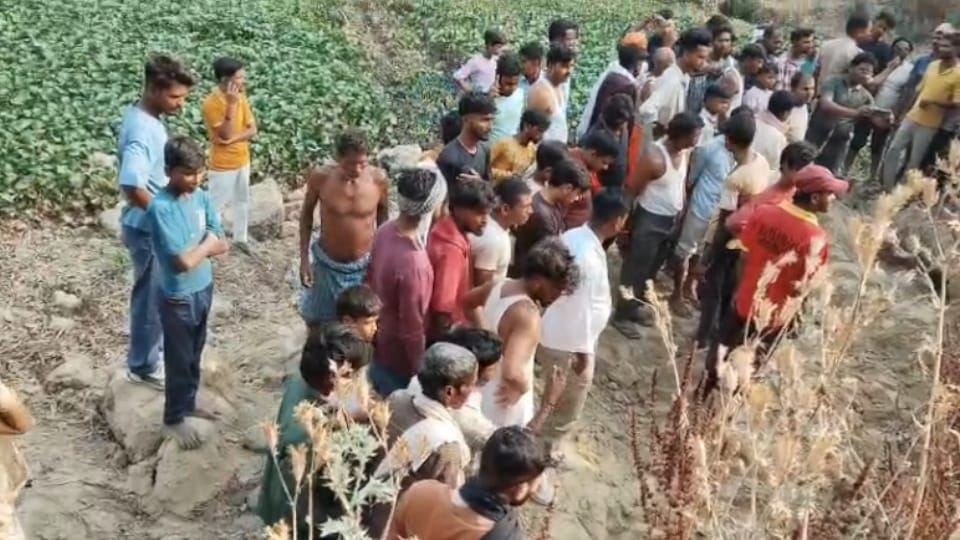 big Tragedy in Kaushambi Earthen Mound Collapses Several Women Trapped Many Dead