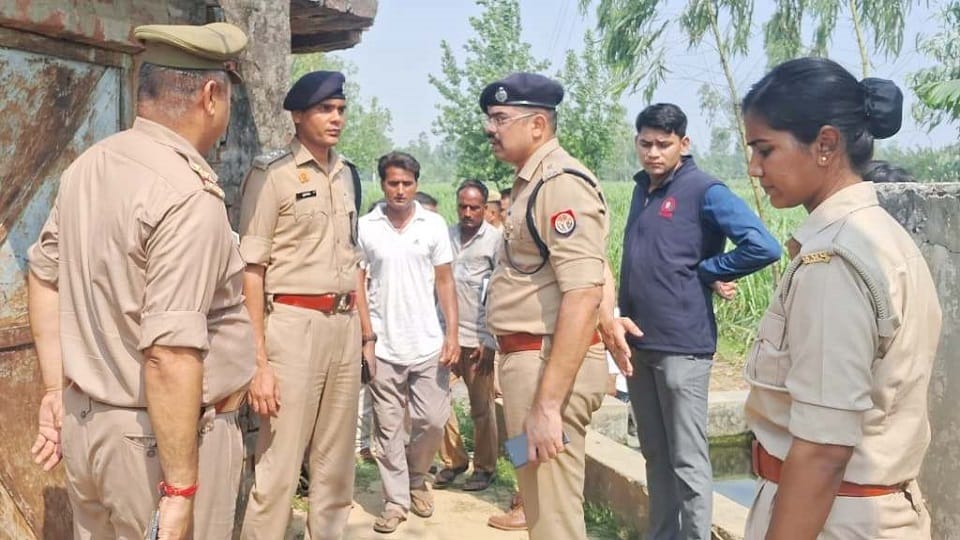 Meerut: The young man slit the throat of his married girlfriend, said - she was blackmailing