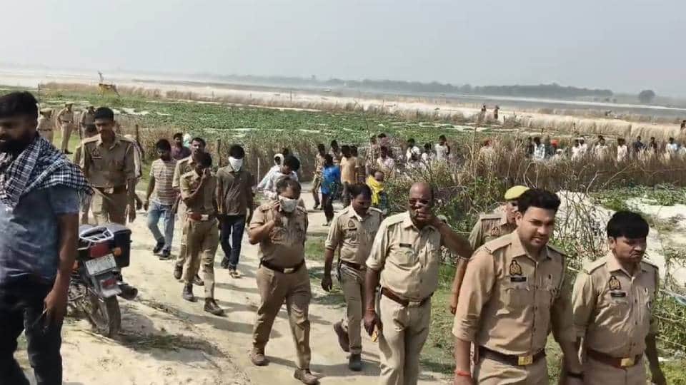 मौके पर मौजूद पुलिस, लोगों की भीड़