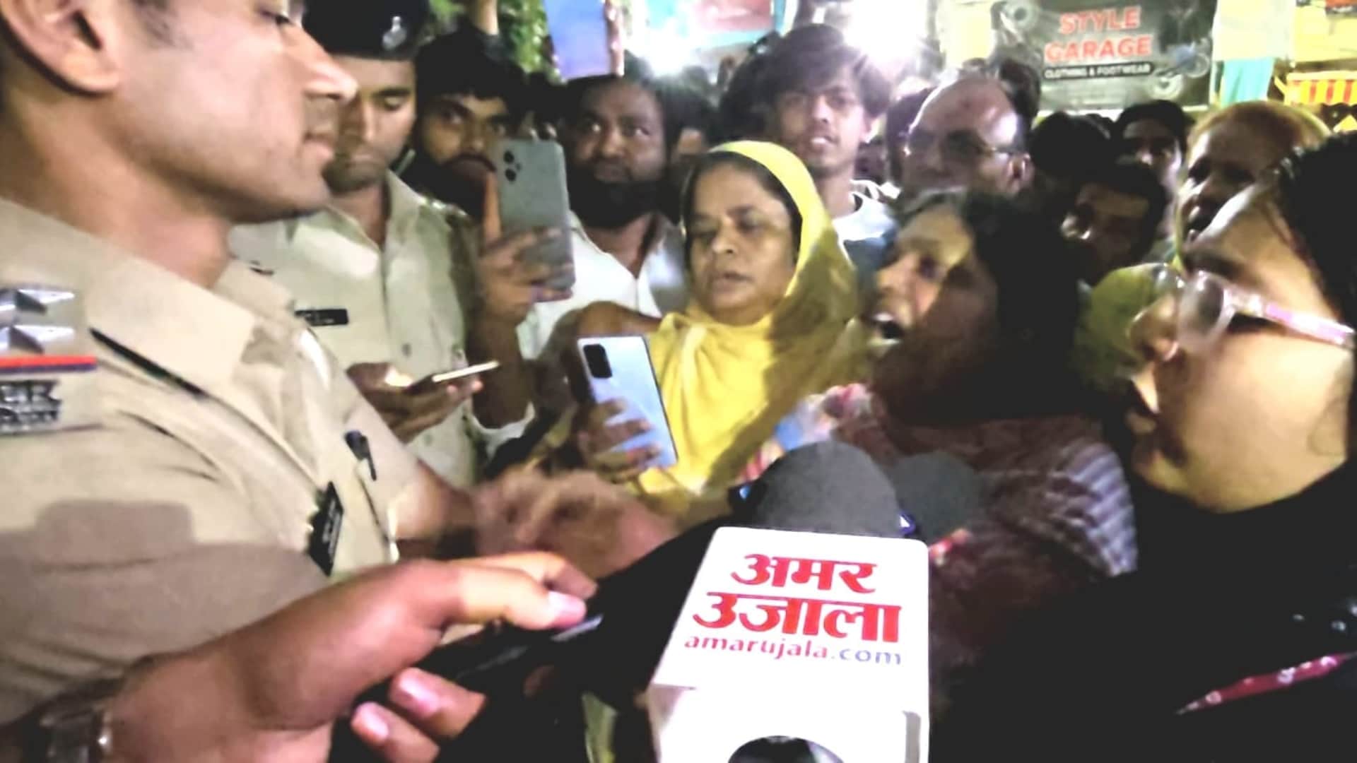 आक्रोशित महिलाएं