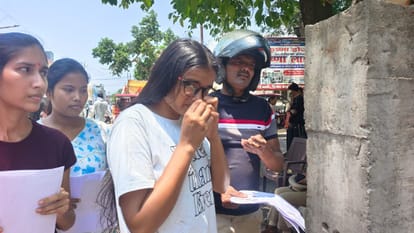 नोजपिन निकालती छात्रा