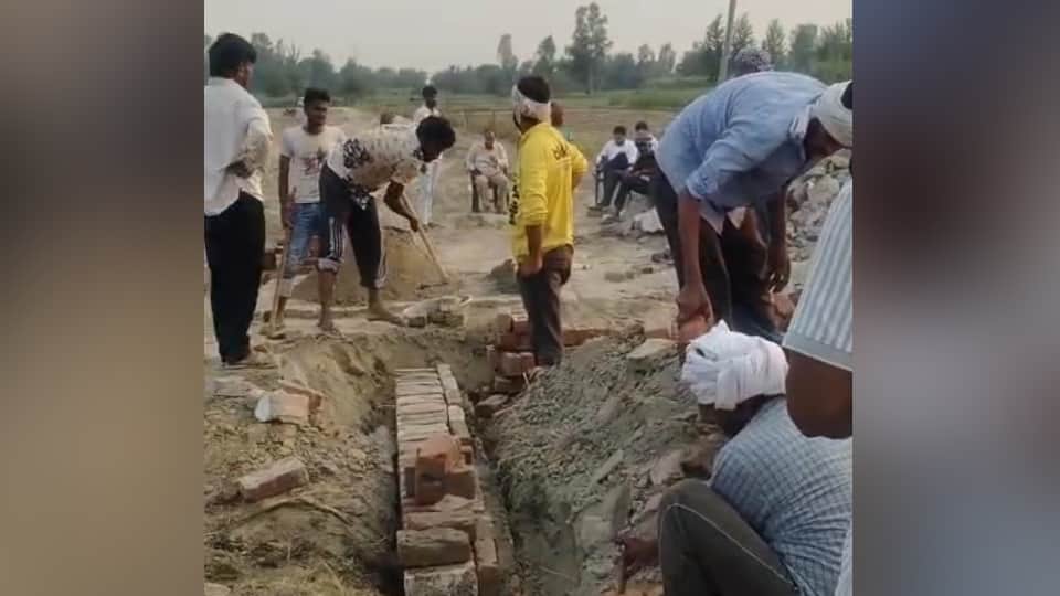 पुलिस ने दोबारा शुरू कराया निर्माण।