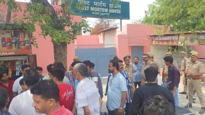 पोस्टमार्टम हाउस पर मौजूद परिजन और पुलिस।