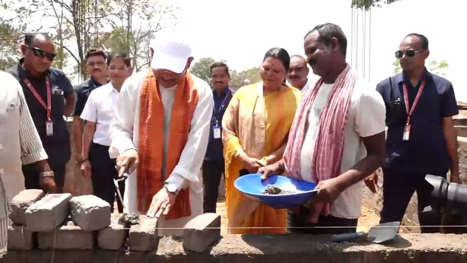 Chhattisgarh:झोपड़ी से पक्के घर तक का सपना हो रहा साकार, सीएम साय ने किया  श्रमदान, हितग्राही ने जताया आभार - Cm Sai Conducts Surprise Inspection Of  Pm Awas Construction In Jashpur -