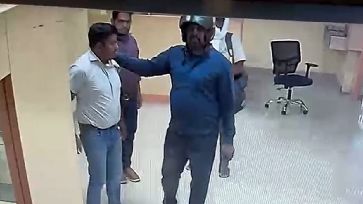 Pistol Held Bank Employee Temple Strong Room Forced Open 4 kg Gold and 42 Lakh Looted Photos