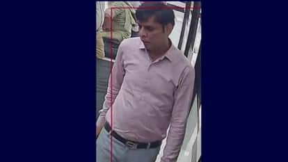 Jewellery worth Rs 93,000 stolen from a crooked jeweller's shop