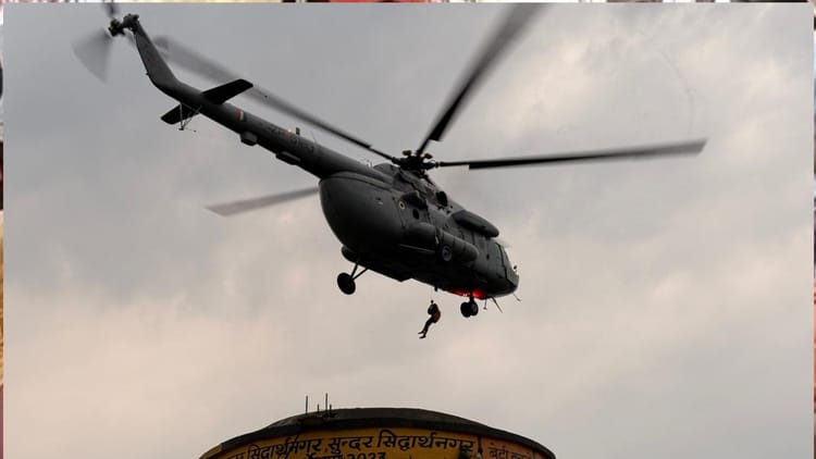 UP: 15 घंटे बाद टंकी पर फंसे दोनों किशोर को सेना ने हेलीकॉप्टर से किया एयरलिफ्ट; देखें सिद्धार्थनगर का वीडियो