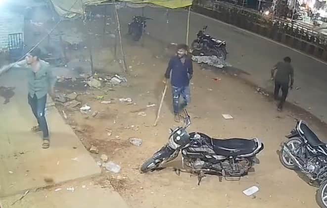 mp-chhatarpur-badamalhara-crime-liquor-shop-stone-pelting