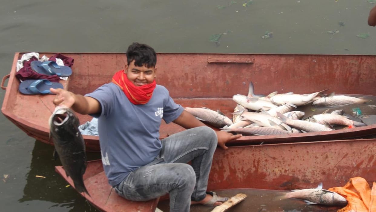 Jhansi: Hundreds of fish died due to lack of oxygen in Lakshmi Talab, were taken out of the water and buried.