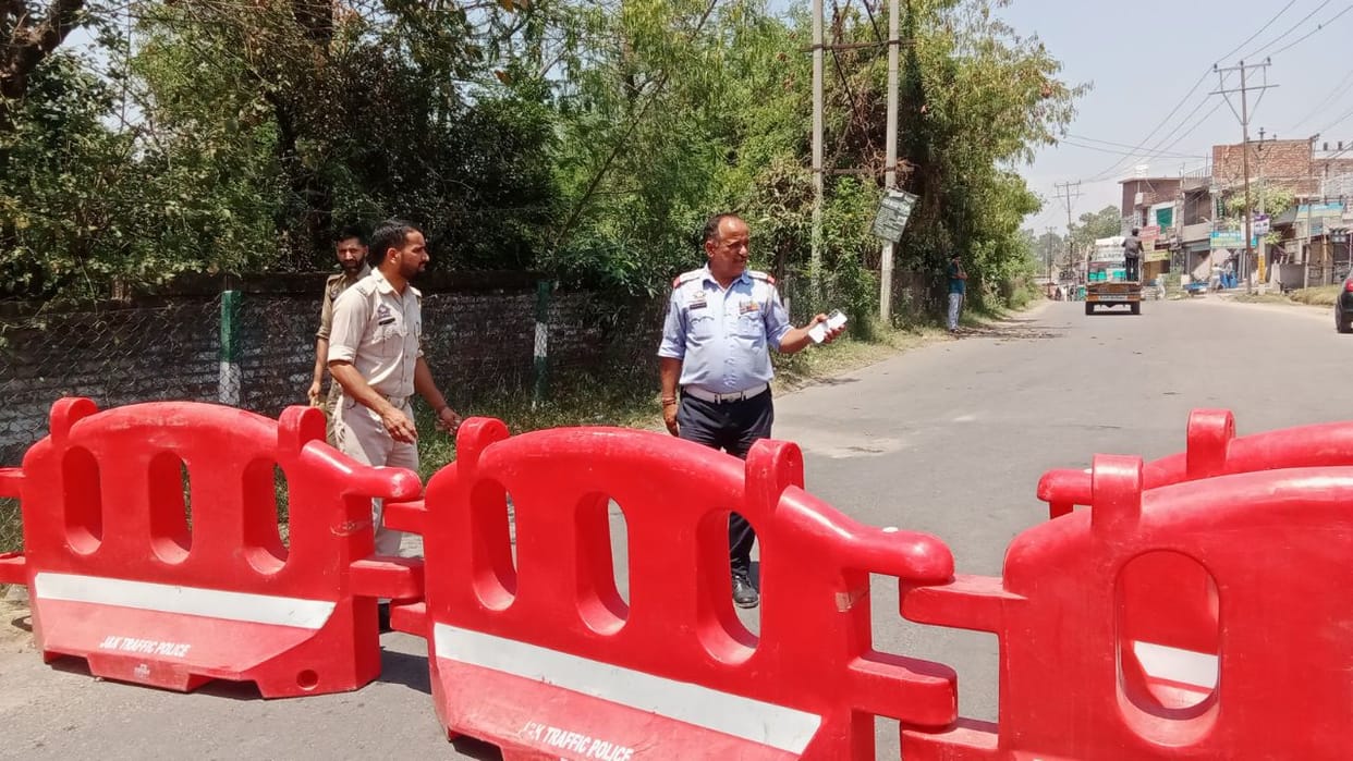 Traffic on damaged bridge in Thathar completely closed