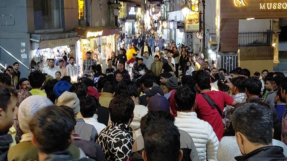 Mussoorie: Tourists and locals clash over entry into Mall Road during restricted hours