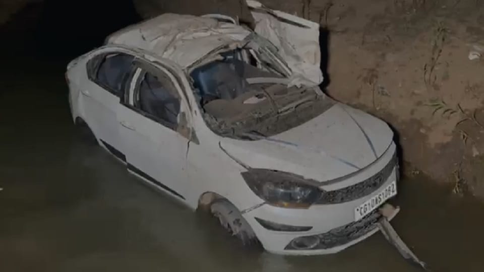 Kabirdham: Speed becomes the cause of death, four friends die tragically after their car falls into the rive