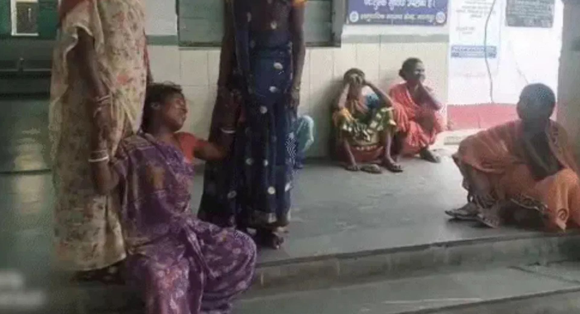 रोते-बिलखते परिजन