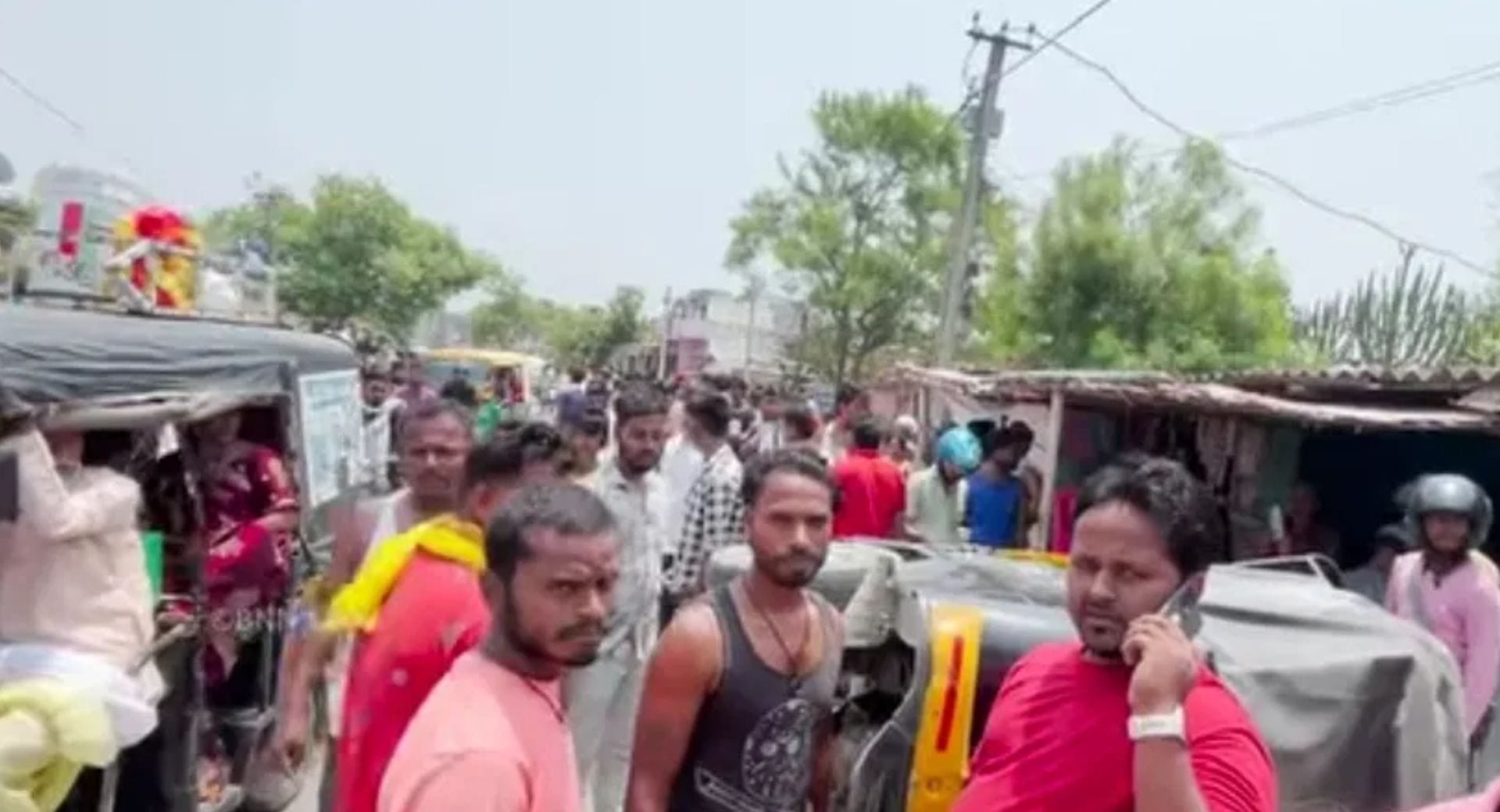 सड़क हादसे के दौरान एकत्रित हुए स्थानीय लोग
