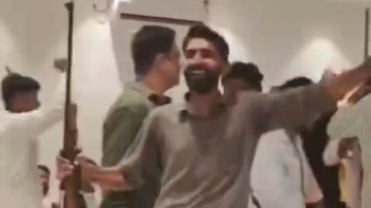 Bihar News: विधायक अनंत सिंह के स्वागत में खुलेआम लहराए हथियार, सोशल मीडिया पर वीडियो वायरल