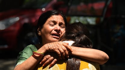 दिल्ली अग्निकांड:छत के दरवाजे पर ताला, पिछला हिस्सा लोहे के मजबूत जाल से  पैक; नौ लोगों के जिंदा जलने की कहानी - Delhi Fire Tragedy Locked Terrace  Door And Sealed Iron ...
