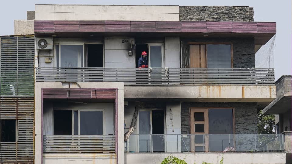 Delhi Fire Tragedy Central Locking Failure, Iron Grills and Single Staircase Turned Fatal Details in Hindi