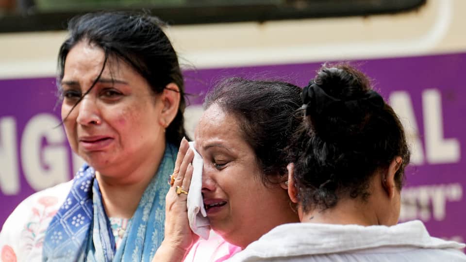 Delhi Fire Tragedy Central Locking Failure, Iron Grills and Single Staircase Turned Fatal Details in Hindi