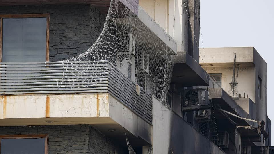 Delhi Fire Tragedy Central Locking Failure, Iron Grills and Single Staircase Turned Fatal Details in Hindi