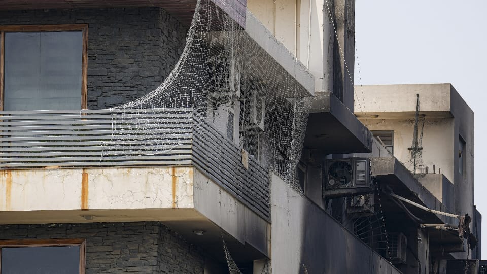 Delhi Fire Tragedy Central Locking Failure, Iron Grills and Single Staircase Turned Fatal Details in Hindi