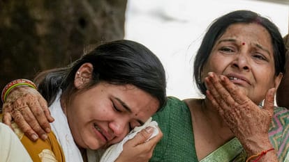 Delhi Fire Tragedy Central Locking Failure, Iron Grills and Single Staircase Turned Fatal Details in Hindi