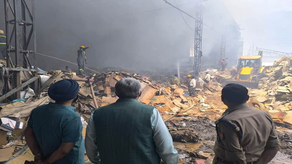 Massive Fire Breaks Out at Packaging Factory in Firozabad
