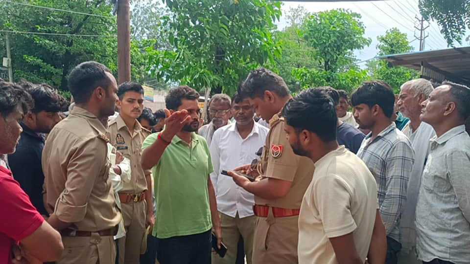 पुलिस को घटना की जानकारी देते परिजन