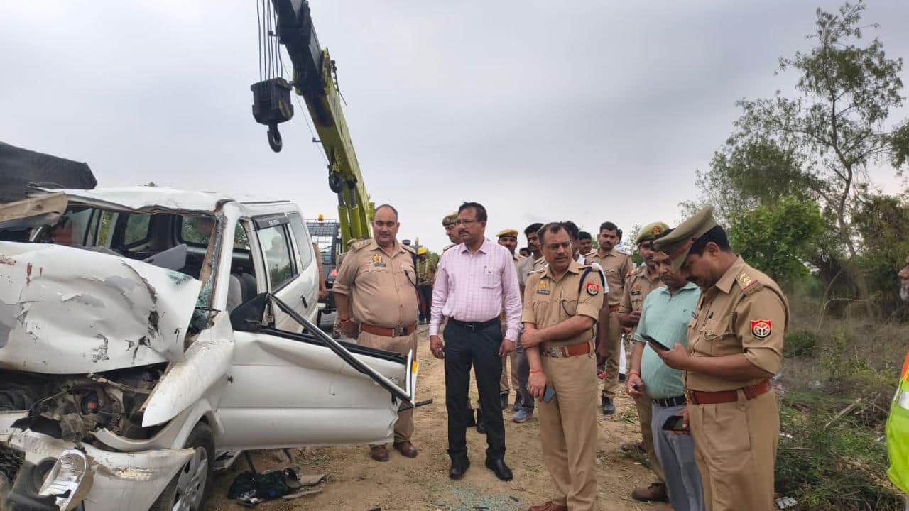 घटनास्थल पर मौजूद प्रशासन व क्षतिग्रस्त वाहन।