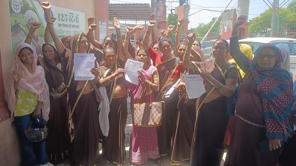 Asha Workers Create Ruckus at Collectorate