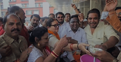 BJP Celebrates Bengal Victory in Kanpur with Jhalmuri Distribution and Slogans