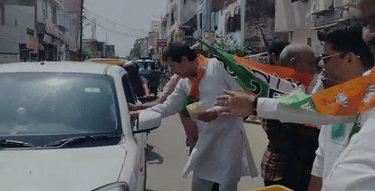 BJP Celebrates Bengal Victory in Kanpur with Jhalmuri Distribution and Slogans