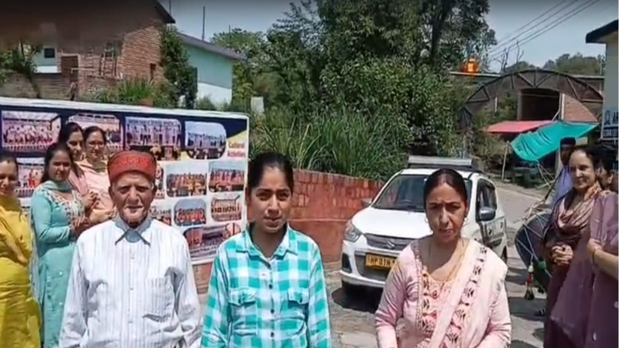 HPBOSE 12th Result:  Kashi Sharma, who secured the second position in the 12th grade, arrived at school holdin