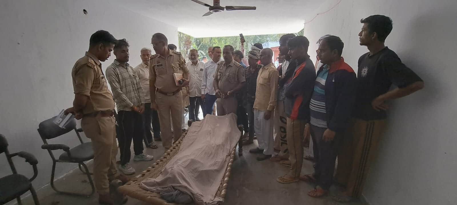 मौके पर जांच करती पुलिस