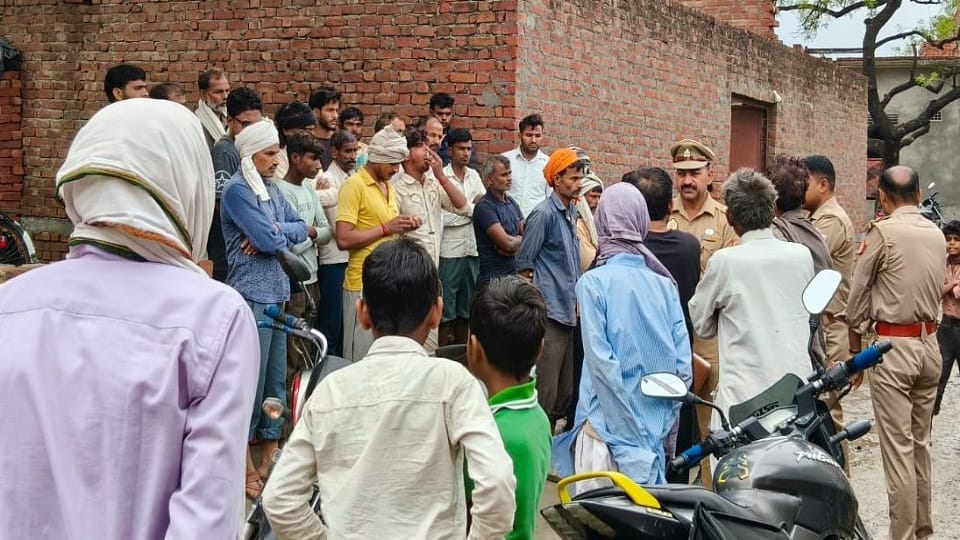 Two killed in linter collapse in Kasganj