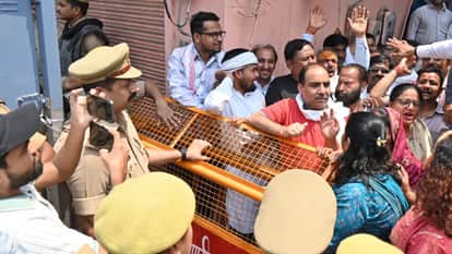 Varanasi News Police Administration Stops Congress Workers in kashi Vishwanath temple Organize Foot March