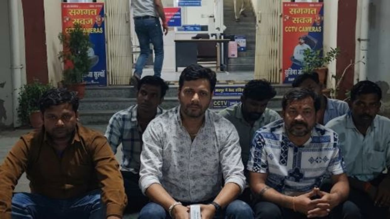 Dhar News: Fake Excise Officials Stop Truck, Assault Driver; Angry Crowd Surrounds Police Station