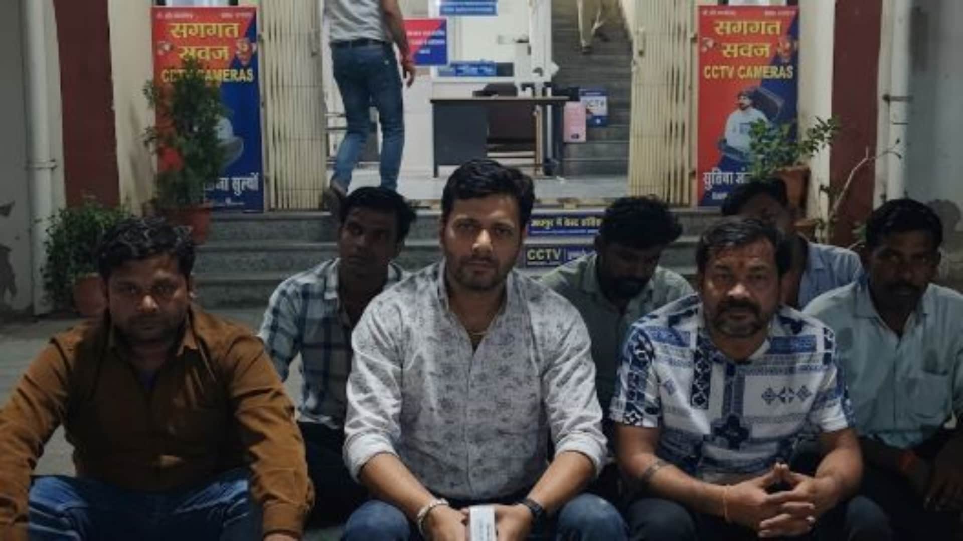 देर रात थाने के बाहर धरने पर बैठे जयस के कार्यकर्ता