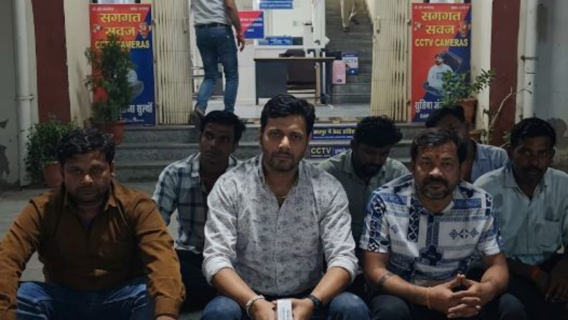 देर रात थाने के बाहर धरने पर बैठे जयस के कार्यकर्ता